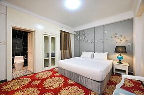 California Saigon Hotel & Rooftop Pool