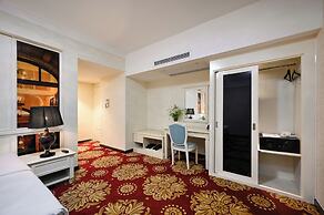 California Saigon Hotel & Rooftop Pool