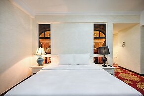 California Saigon Hotel & Rooftop Pool