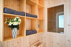 California Saigon Hotel & Rooftop Pool