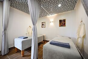 California Saigon Hotel & Rooftop Pool