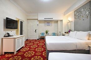 California Saigon Hotel & Rooftop Pool