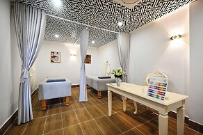 California Saigon Hotel & Rooftop Pool