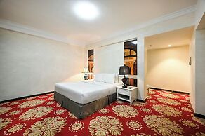 California Saigon Hotel & Rooftop Pool