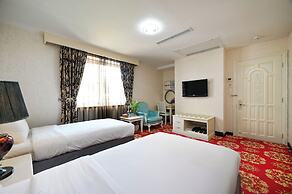 California Saigon Hotel & Rooftop Pool