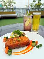 California Saigon Hotel & Rooftop Pool