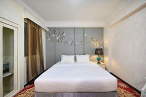 California Saigon Hotel & Rooftop Pool