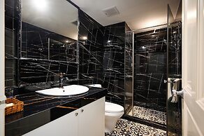 California Saigon Hotel & Rooftop Pool