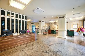 California Saigon Hotel & Rooftop Pool