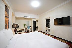 California Saigon Hotel & Rooftop Pool