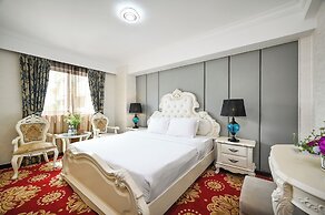 California Saigon Hotel & Rooftop Pool