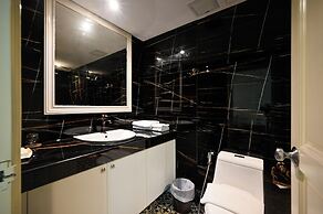 California Saigon Hotel & Rooftop Pool