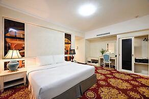 California Saigon Hotel & Rooftop Pool