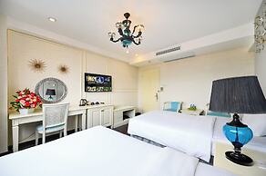 California Saigon Hotel & Rooftop Pool