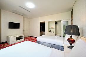 California Saigon Hotel & Rooftop Pool