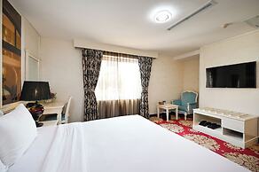 California Saigon Hotel & Rooftop Pool