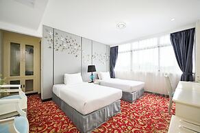 California Saigon Hotel & Rooftop Pool