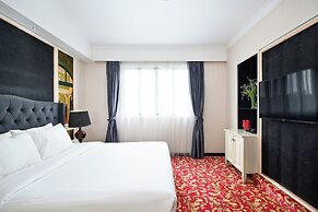 California Saigon Hotel & Rooftop Pool