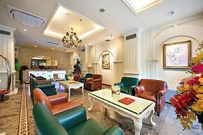 California Saigon Hotel & Rooftop Pool