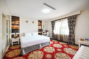 California Saigon Hotel & Rooftop Pool