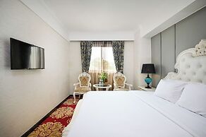 California Saigon Hotel & Rooftop Pool