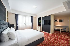 California Saigon Hotel & Rooftop Pool