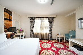 California Saigon Hotel & Rooftop Pool