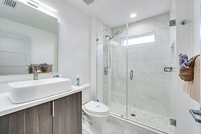 Family-friendly Home w/ Lanai ~ 6 Mi to Disney