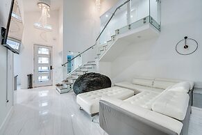 Family-friendly Home w/ Lanai ~ 6 Mi to Disney