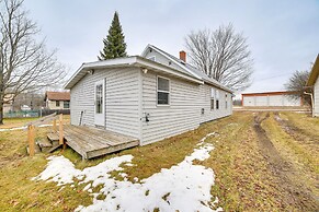Peaceful Channing Retreat: 3 Mi to Lake Access!
