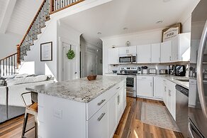 Lakefront New London Retreat w/ Dock & Hot Tub!