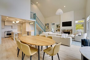 Spacious Cottage on Lake Michigan: Stunning Views!