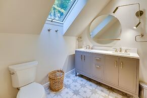 Spacious Cottage on Lake Michigan: Stunning Views!