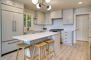 Spacious Cottage on Lake Michigan: Stunning Views!