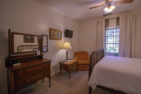 Moore House Inn & Cabins