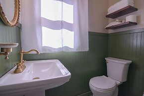 Moore House Inn & Cabins