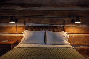 Moore House Inn & Cabins