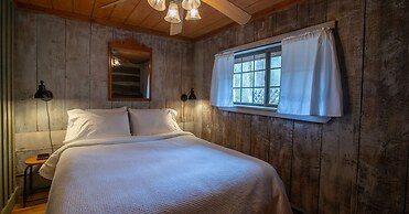 Moore House Inn & Cabins