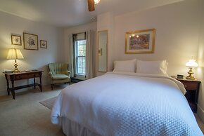 Moore House Inn & Cabins