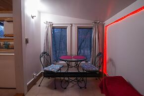 Moore House Inn & Cabins