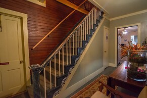 Moore House Inn & Cabins