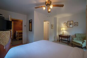 Moore House Inn & Cabins