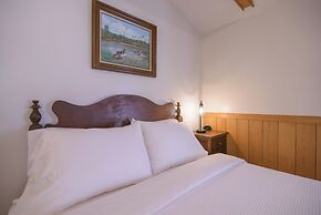 Moore House Inn & Cabins
