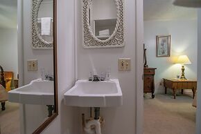 Moore House Inn & Cabins