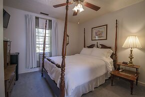 Moore House Inn & Cabins
