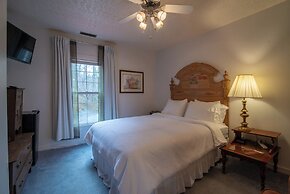 Moore House Inn & Cabins