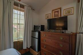 Moore House Inn & Cabins