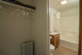 Moore House Inn & Cabins