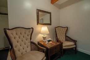 Moore House Inn & Cabins