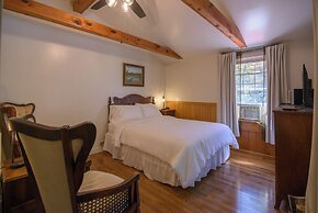 Moore House Inn & Cabins
